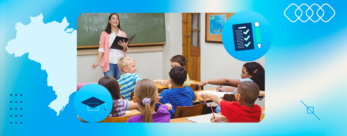 Professora com alunos em sala de aula