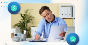 Homem fazendo planos para o trabalho na escola