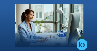 Mulher usando um computador em uma sala iluminada