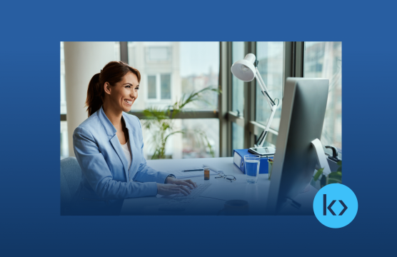 Mulher usando um computador em uma sala iluminada