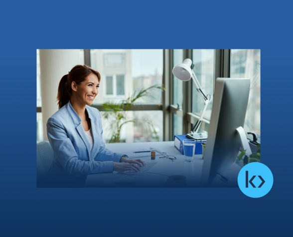 Mulher usando um computador em uma sala iluminada