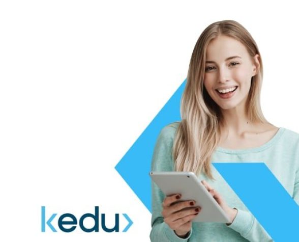 Moça loira segurando um tablet